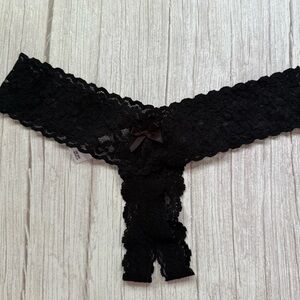 Signature Lace Low Rise Crotchless Thong
Hanky Panky